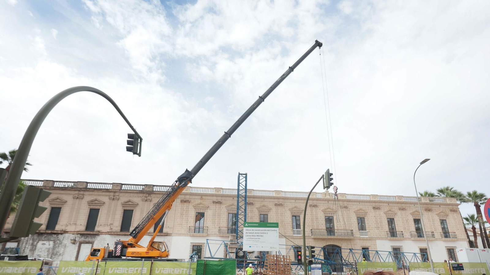 Grúas en el centro de salud de Madre de Dios, al inicio del verano.