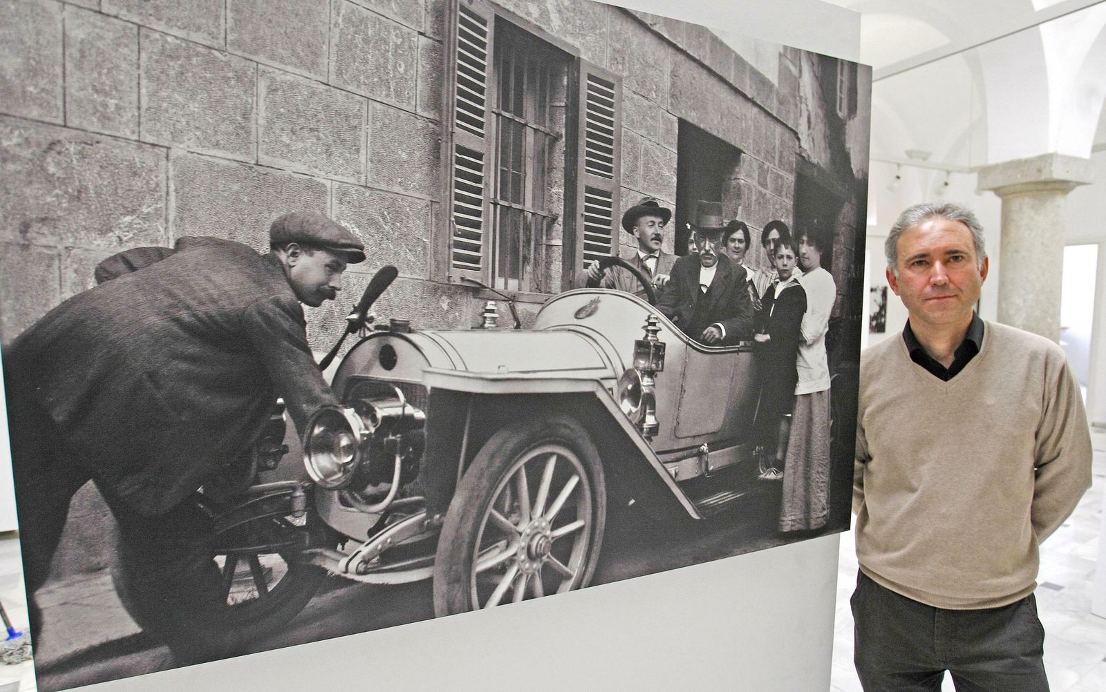 Adrián Fatou, junto a una de las imágenes de Hernández-Rubio que se expuso en Pescadería, en 2013.