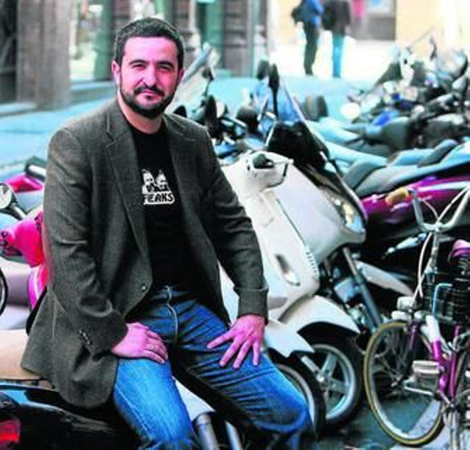 El escritor Daniel Ruiz García es el autor de Juntando Palabras.