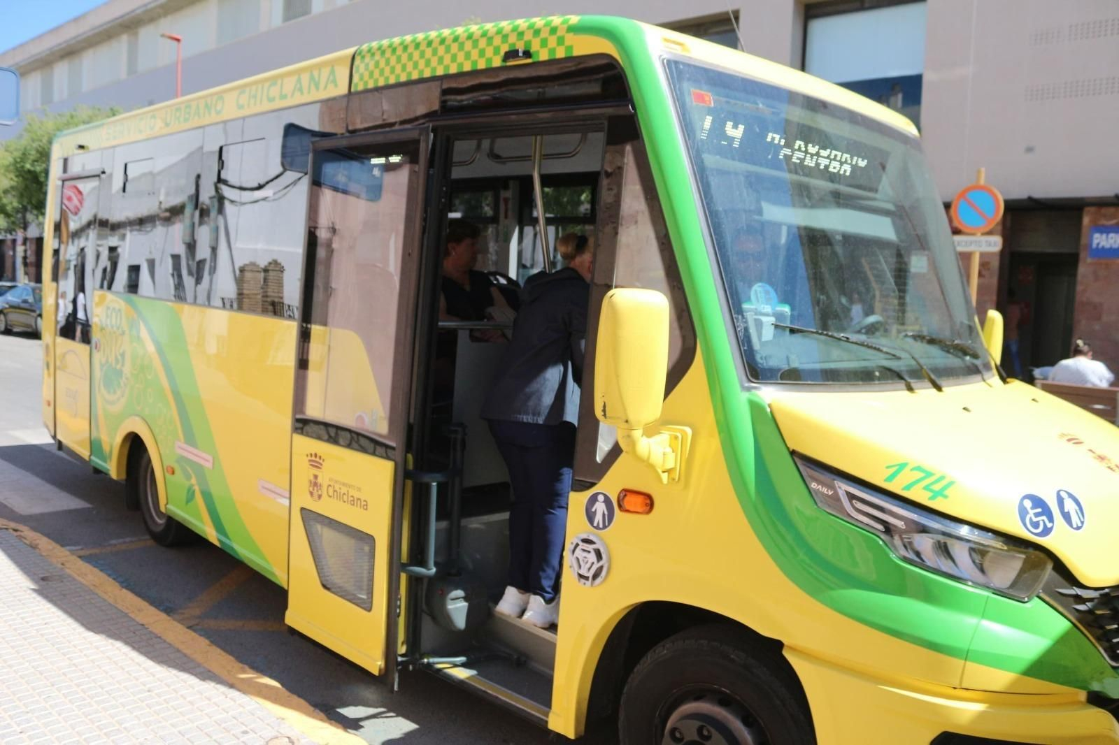Autobús urbano en una calle del centro del municipio.