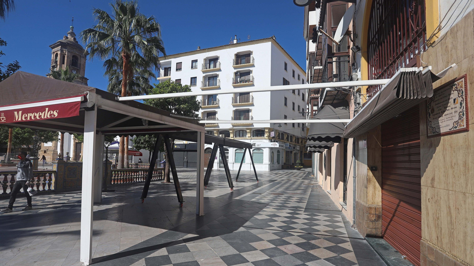 Terrazas de bares cerrados en el centro de Algeciras, este lunes.