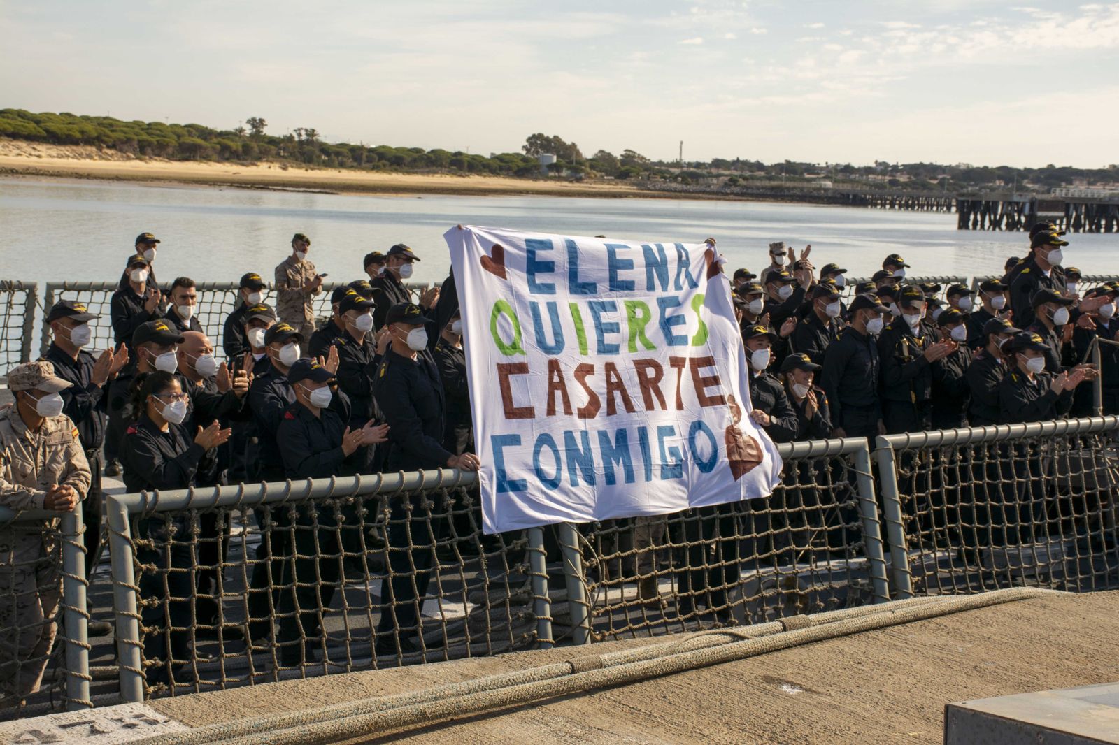 Fuerzas Armadas:  Imágenes del recibimiento a la fragata Victoria en Rota. ¿Te quieres casar conmigo?