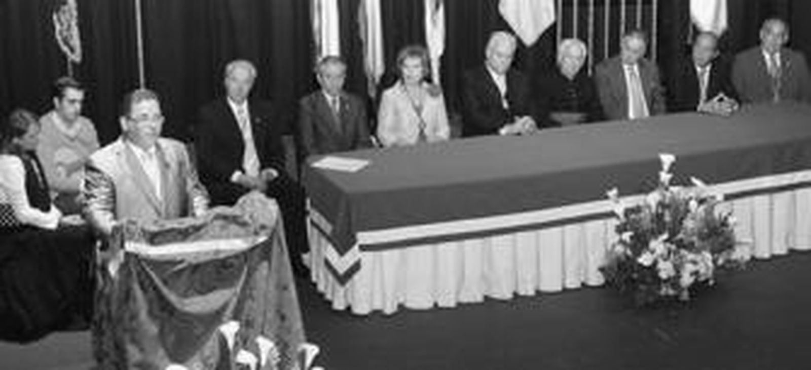 Un momento del pregón rociero de Antonio Rodríguez Basurto, con las autoridades y el presentador, Antonio Herrero, tras él.