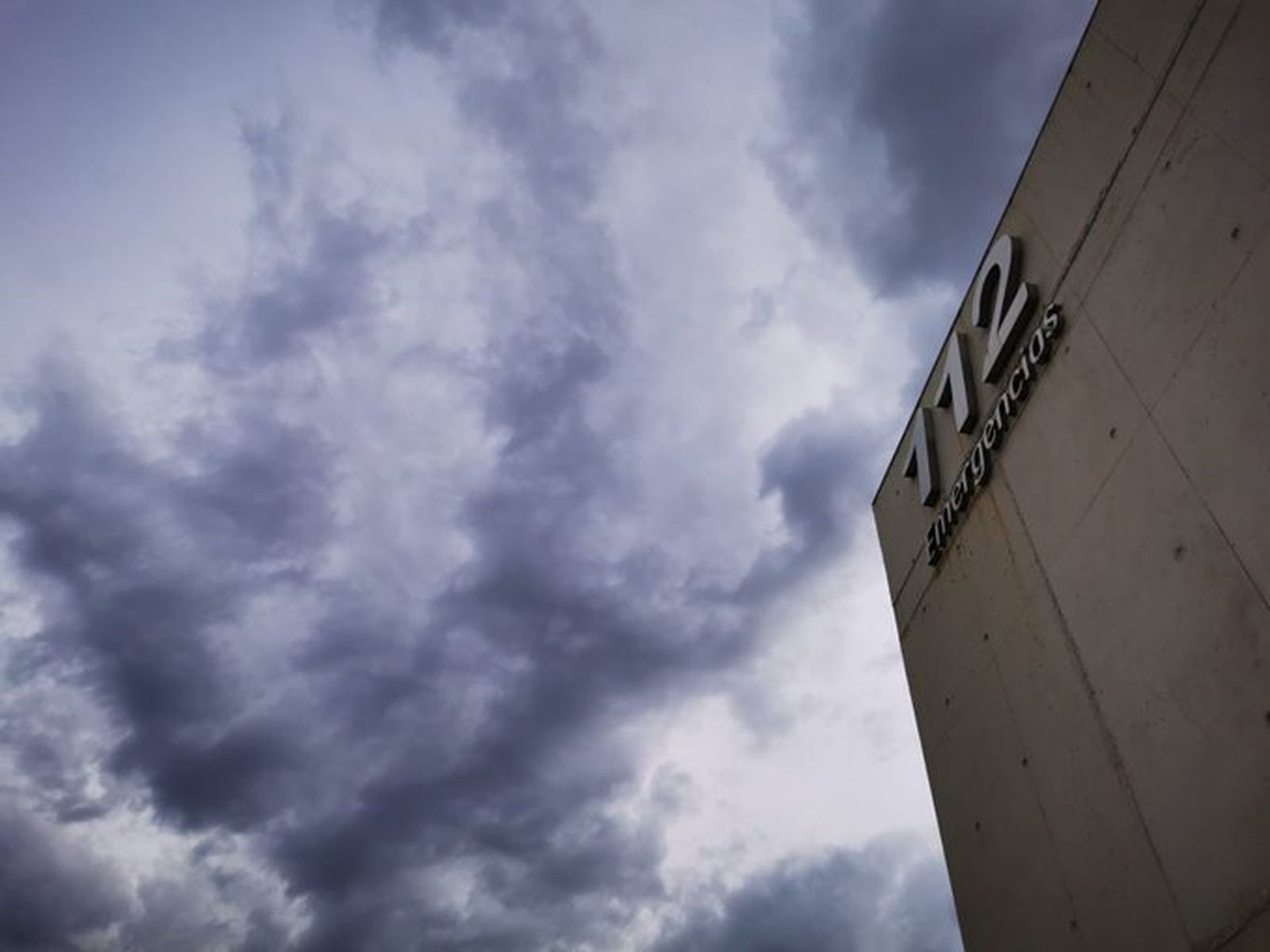Cielos cubiertos que amenazan tormentas
