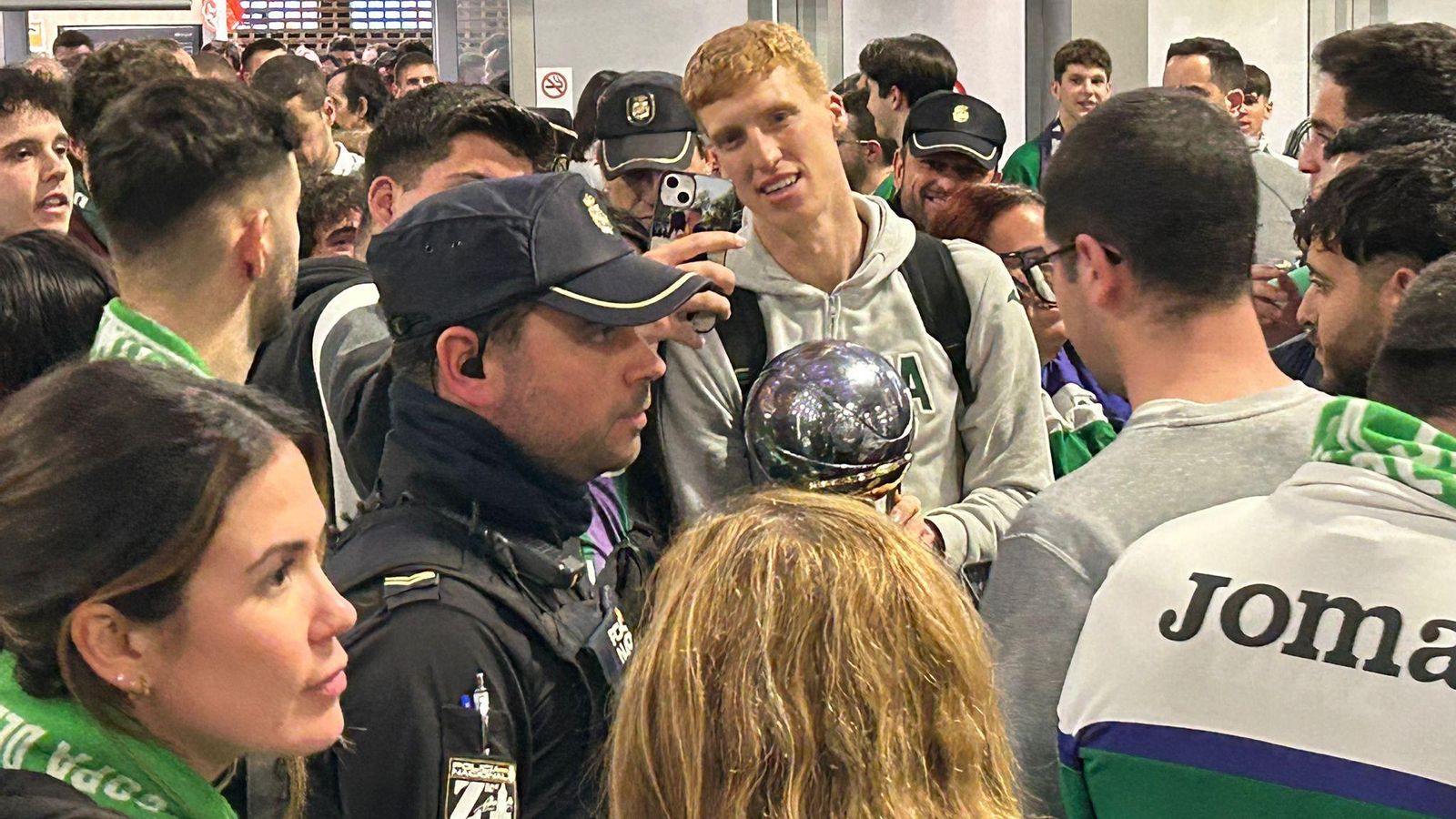 Alegría en la llegada del Unicaja al aeropuerto