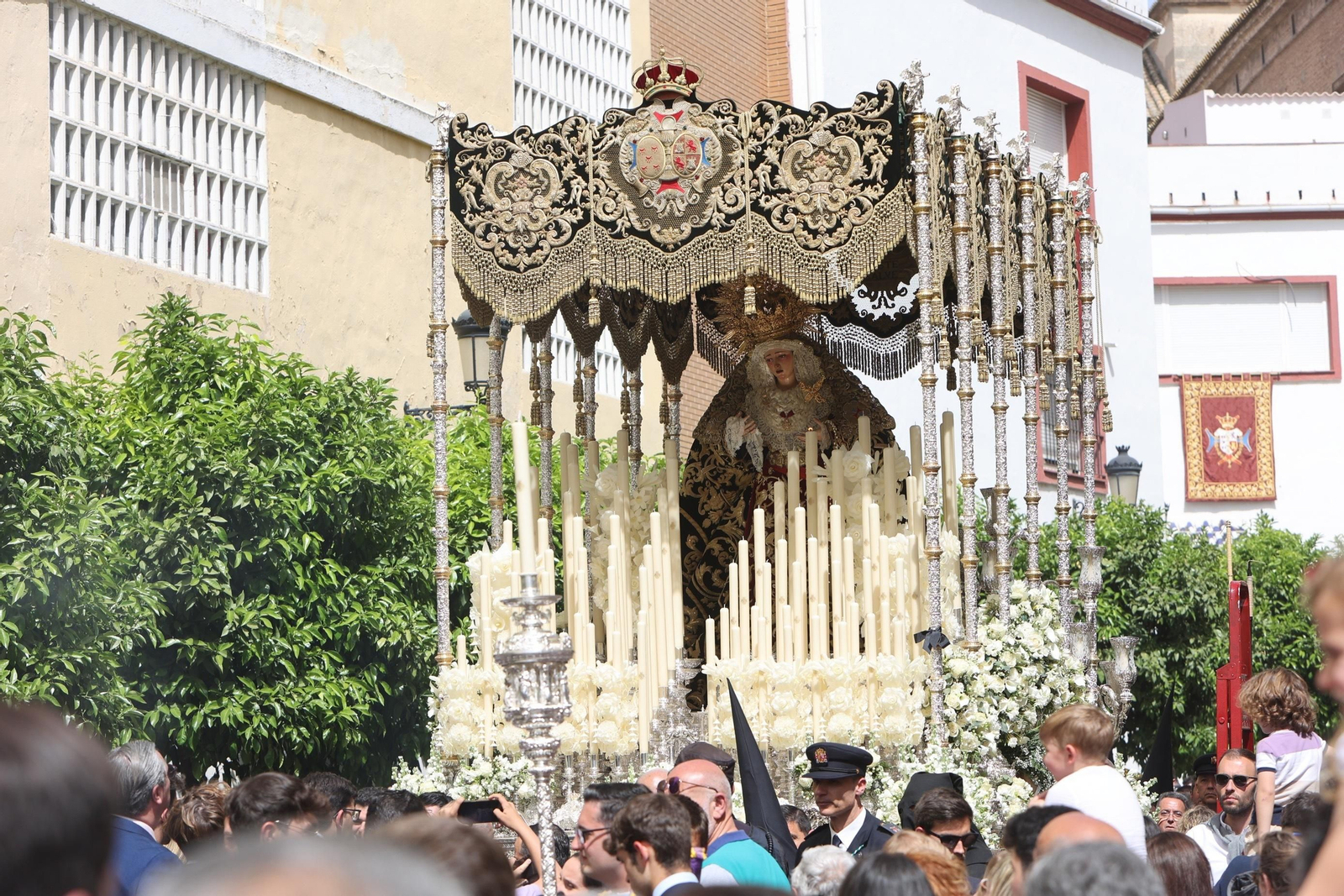 Así ha sido la salida de la Virgen de la Esperanza de la Hermandad de La Trinidad