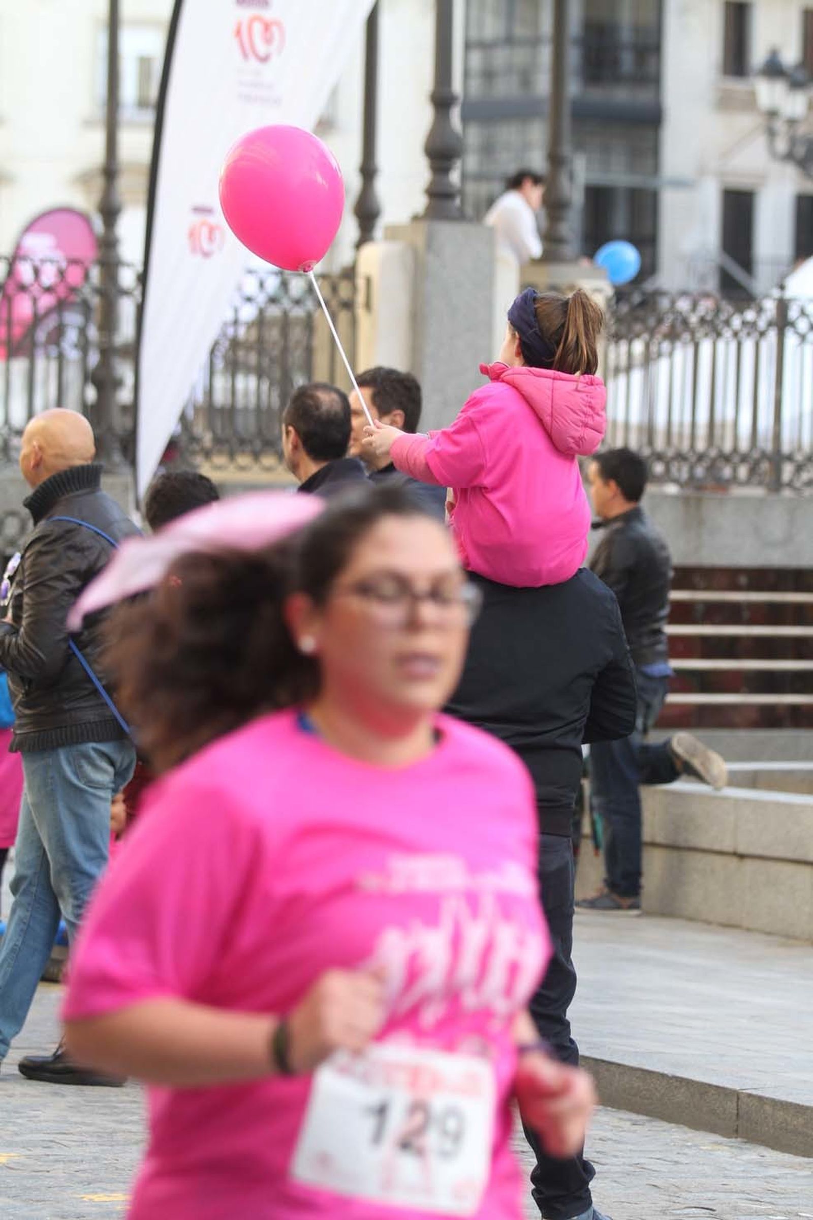 Imágenes de la Carrera contra el cáncer de mama de Huelva.