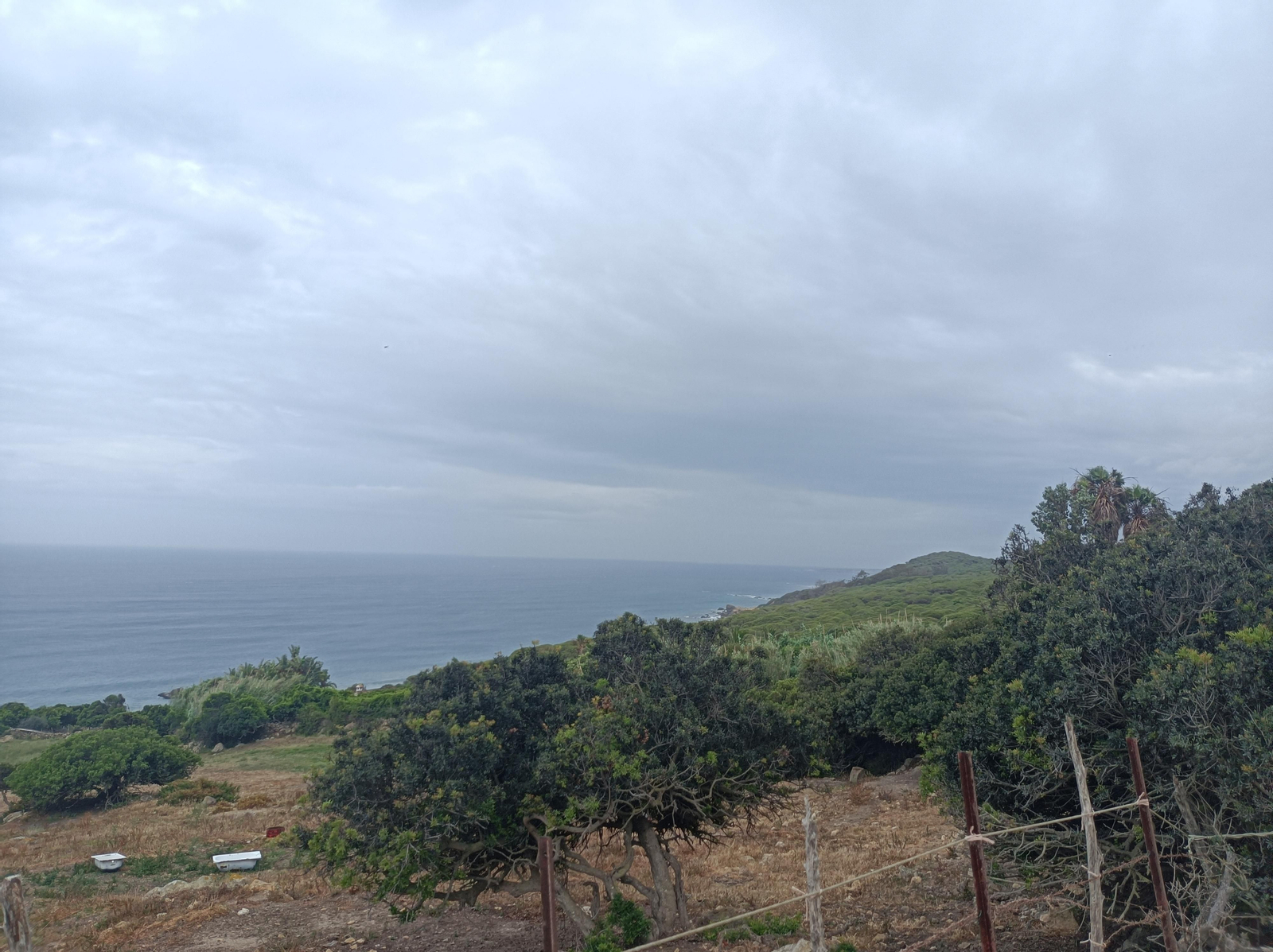 A la izquierda, el mar.