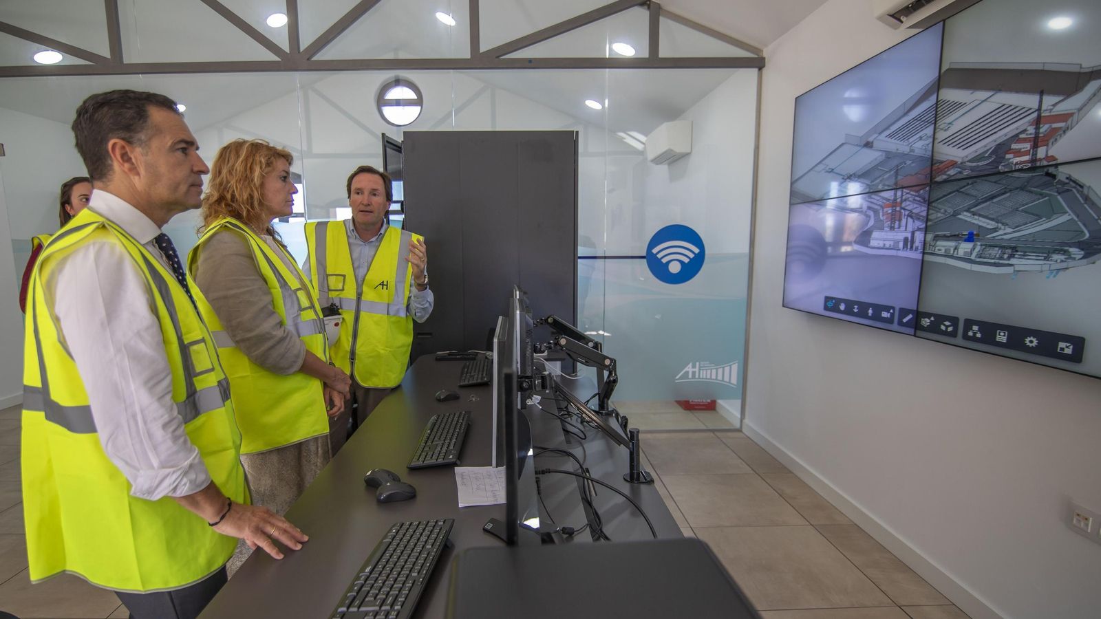 Pilar Miranda y Felipe Arias en la visita a la planta de la ETAP Huelva.