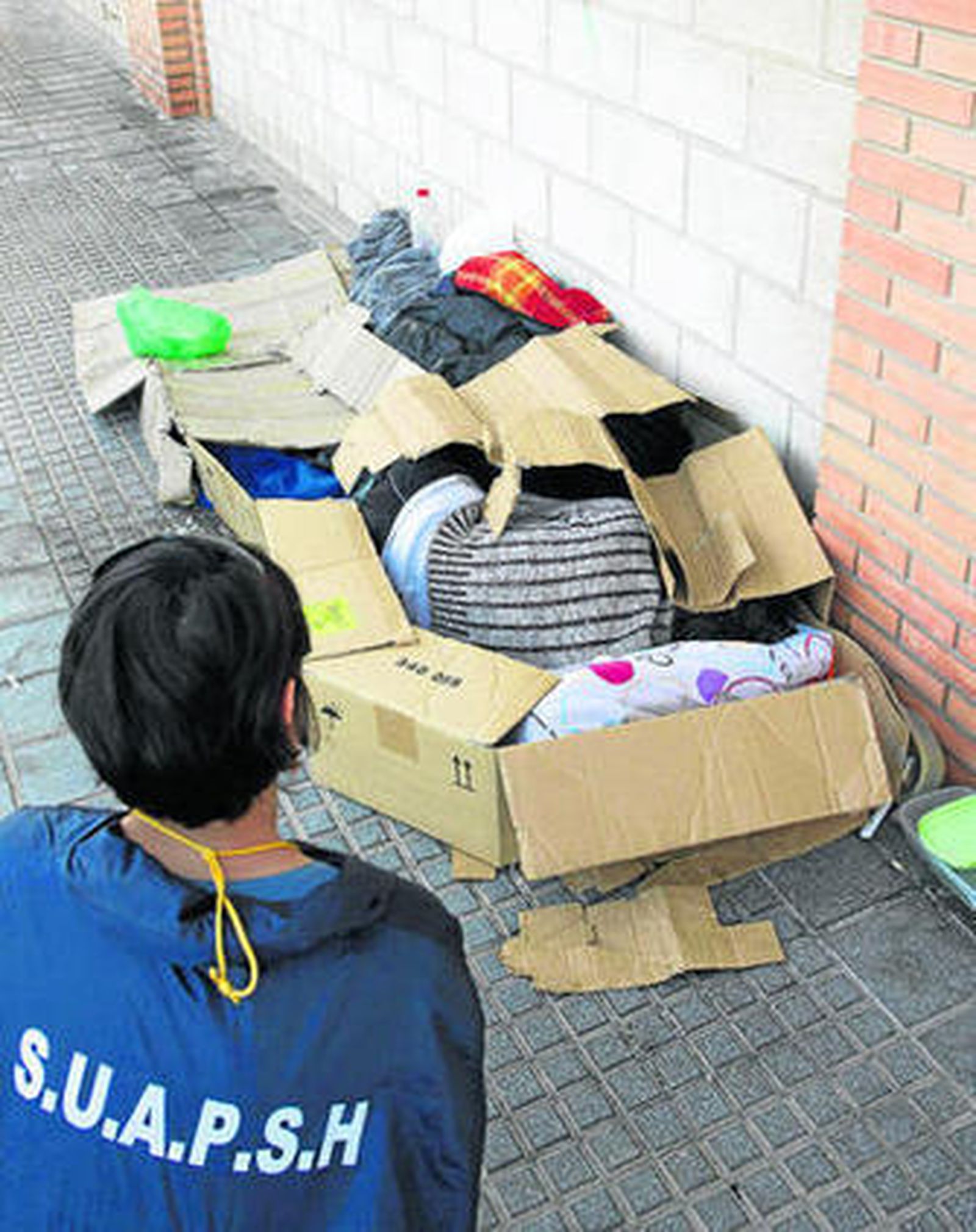 Un voluntario de una organización atiende a una persona que vive en la calle.