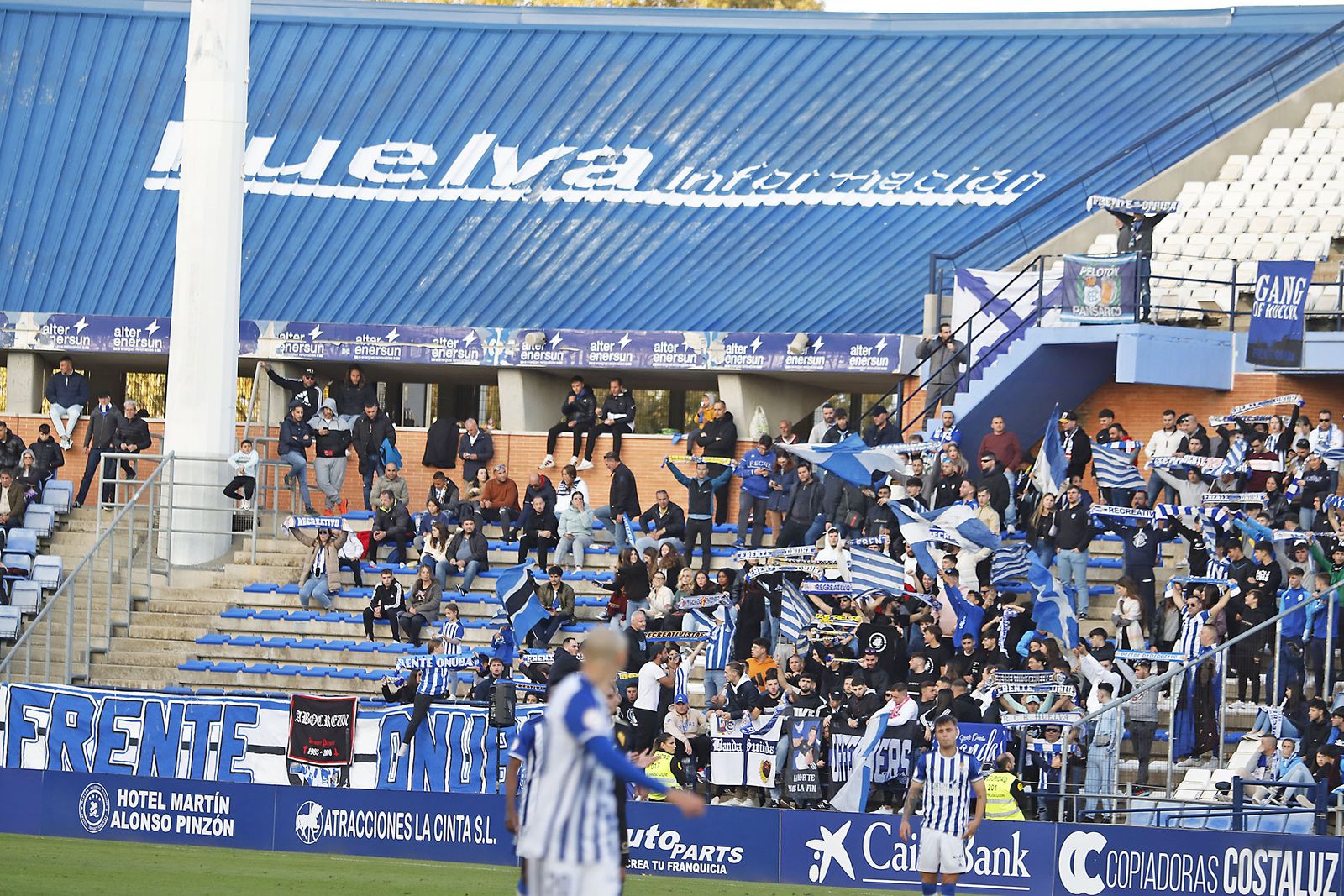 Imágenes del ambiente en el encuentro entre el Recreativo de Huelva y el Real Murcia