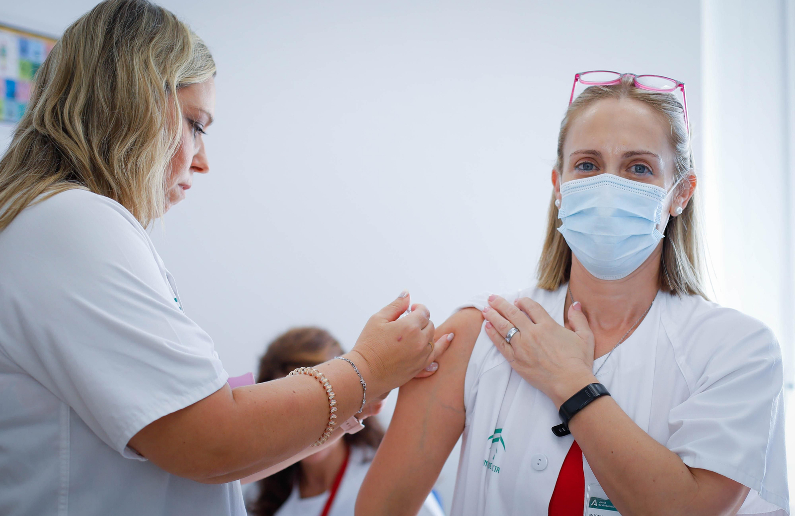 Los sanitarios también se vacunan, en el centro de la Bola Azul