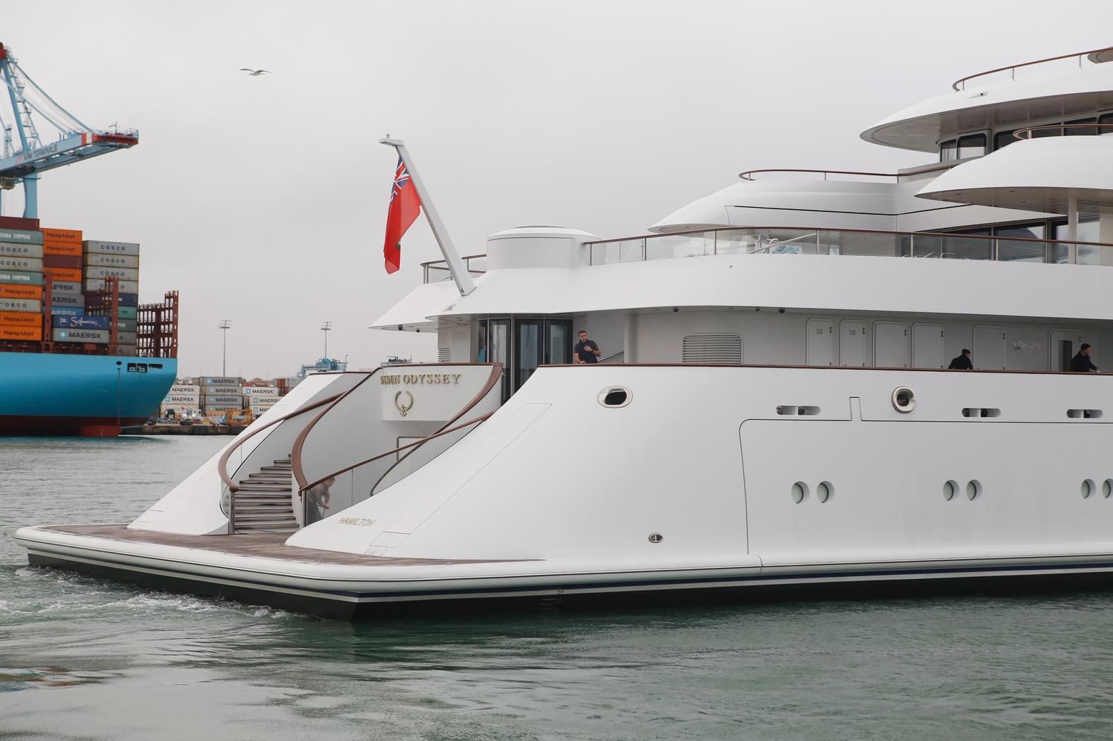 Un gigante blanco de 124 metros sorprende en Algeciras antes de poner rumbo a Gibraltar.