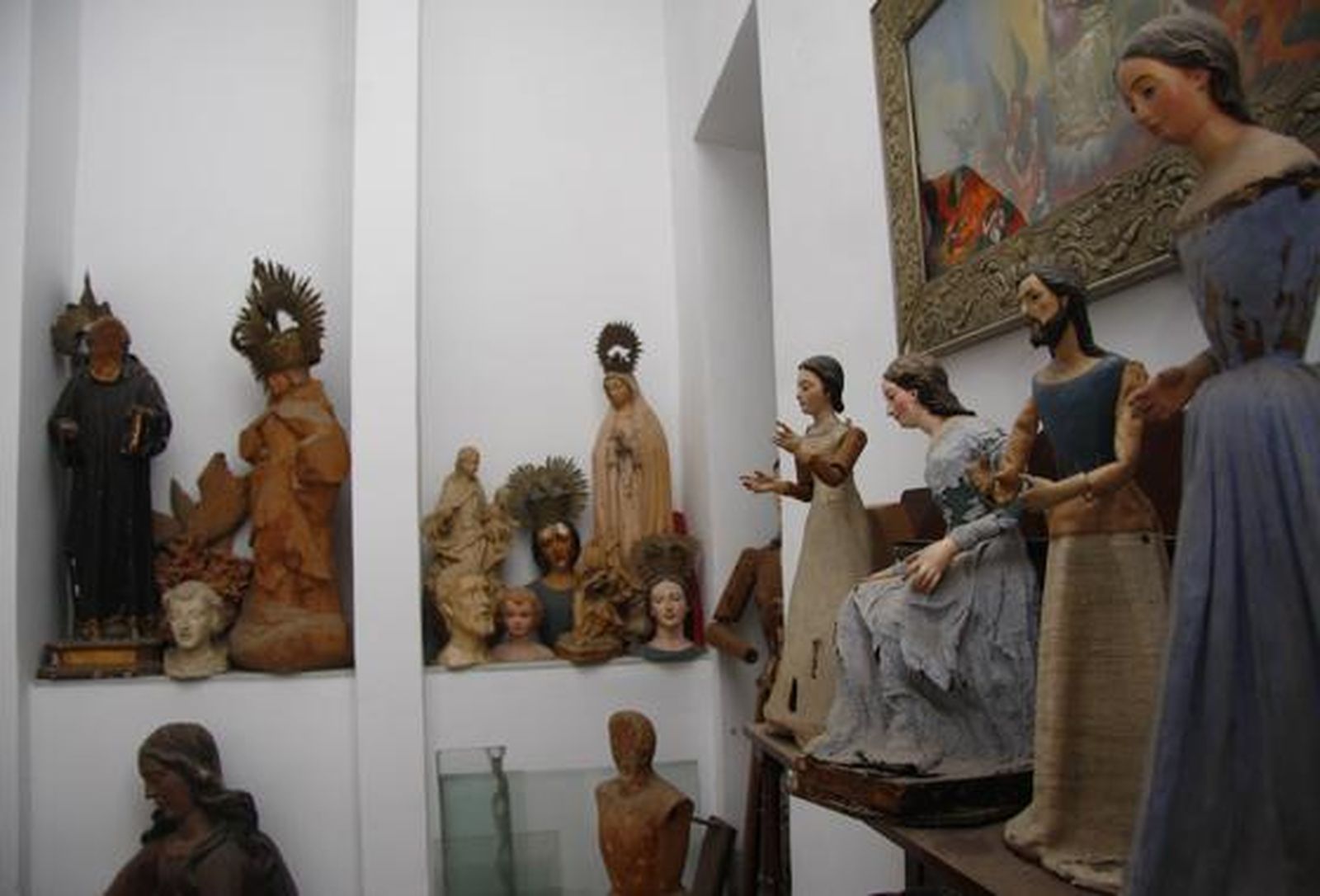 El convento Madre de Dios muestra unos tejados, esculturas, pinturas y muros plagados de desperfectos que demuestran su mal estado de conservación.

Foto: Belén Vargas