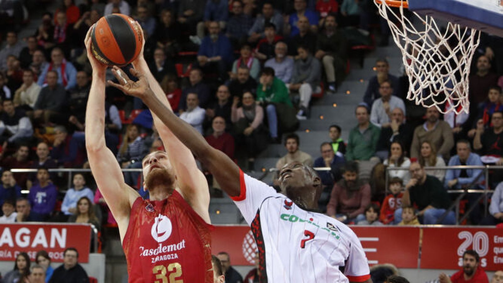 Rebote de Petit Niang en un partido anterior