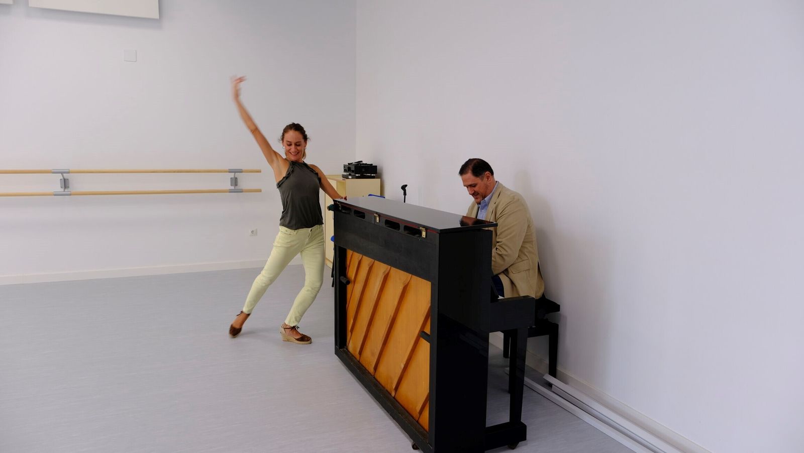 El delegado de Desarrollo Educativo y la directora del Conservatorio de Danza de Almería durante una visita a las nuevas instalaciones.