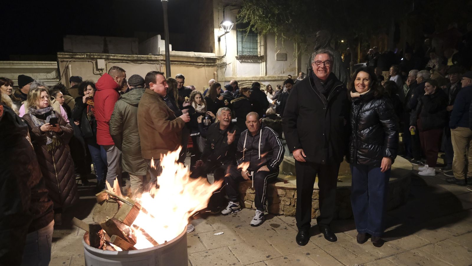 Las Hogueras de San Antón del casco histórico de Almería, en imágenes