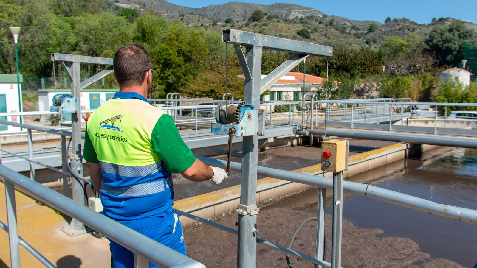 Un operario revisa que todo funciona correctamente en la EDAR de La Herradura