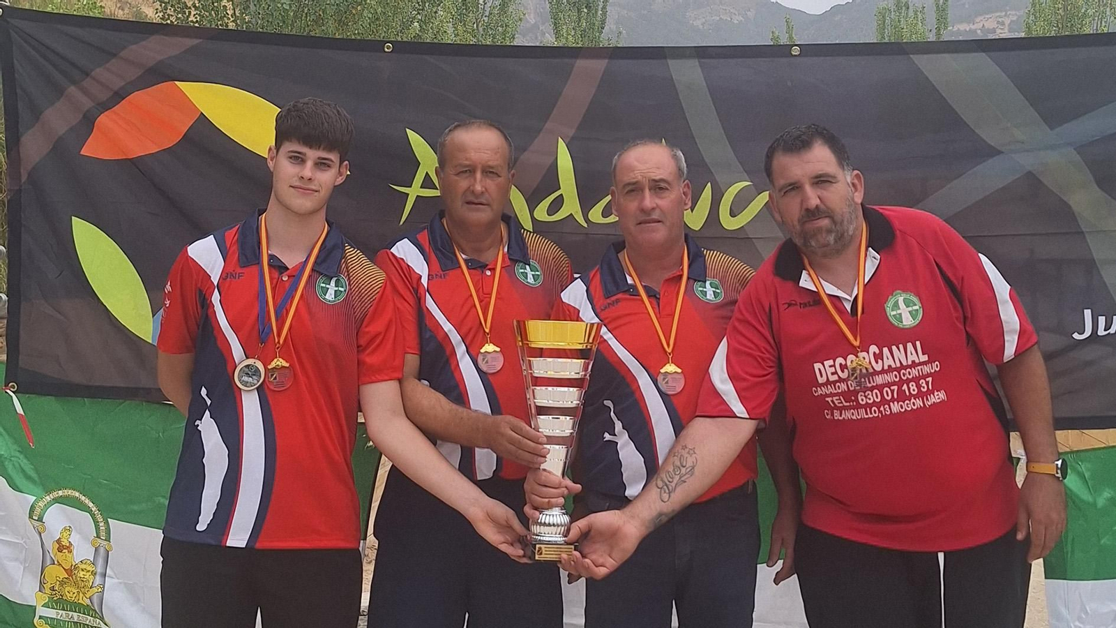 Equipo masculino del Club Sierra de las Villas, con el trofeo de campeón.