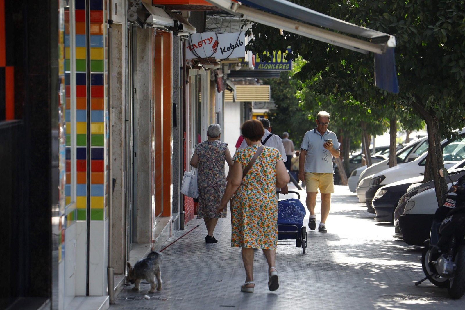 Un paseo por el barrio de Fátima una mañana de verano en Córdoba, en imágenes