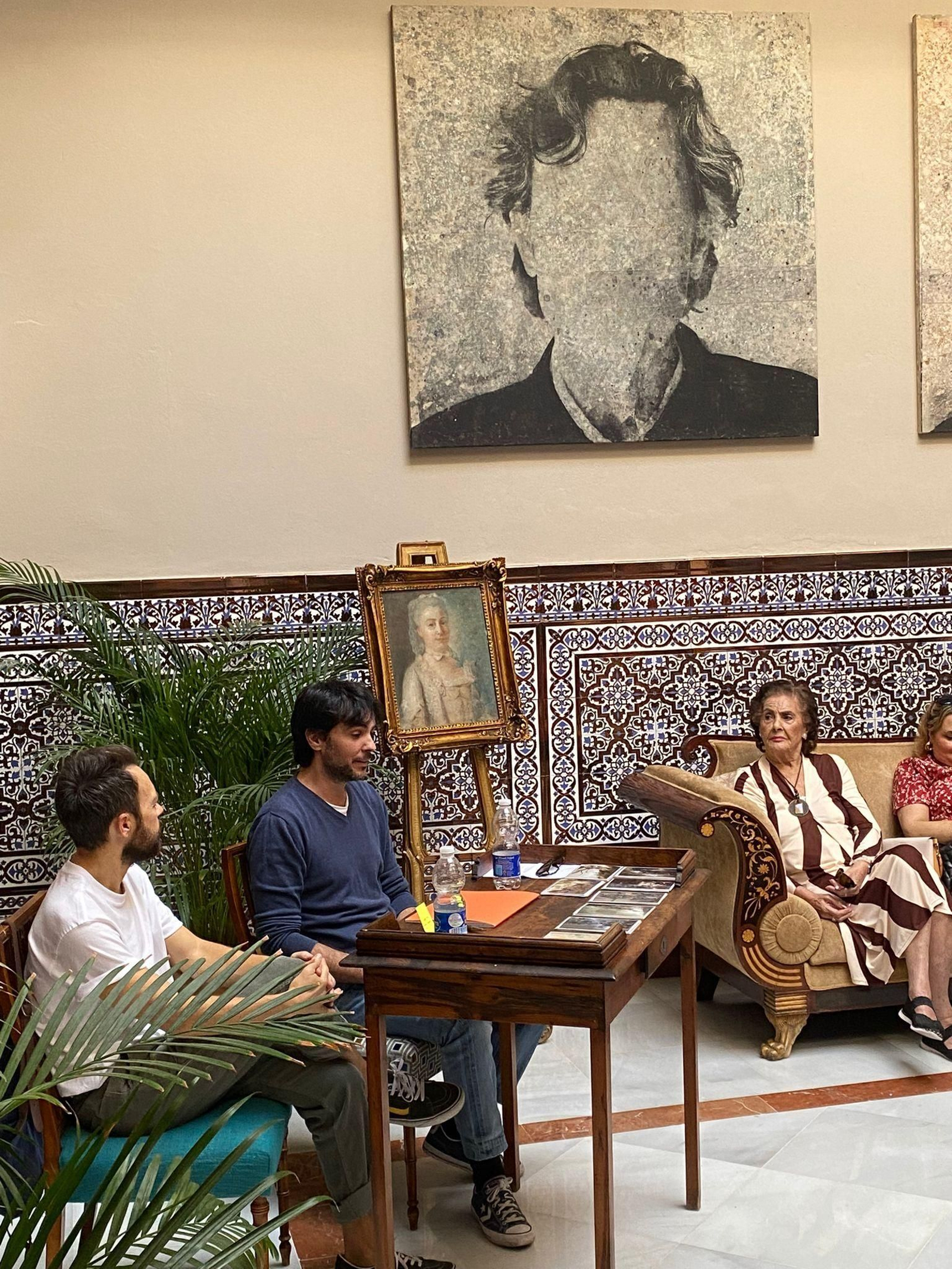 Alberto Belmonte (c), junto a Daniel Diosdado, en la presentación de la propuesta, y ante la atenta mirada de su madre.