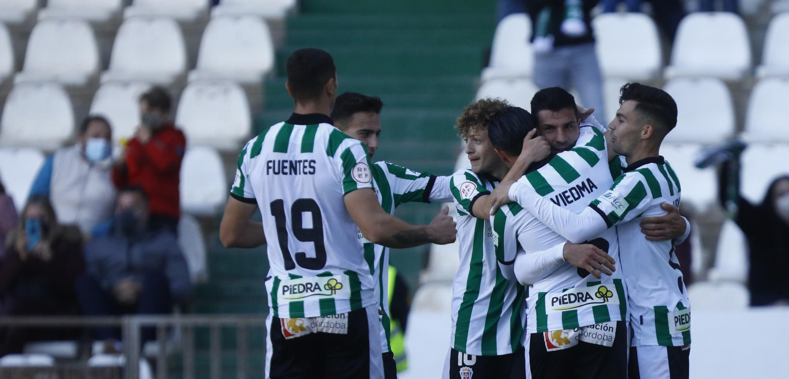 Willy celebra su gol al Panadería Pulido junto a Tala, Simo, Luismi, Fuentes y Viedma.