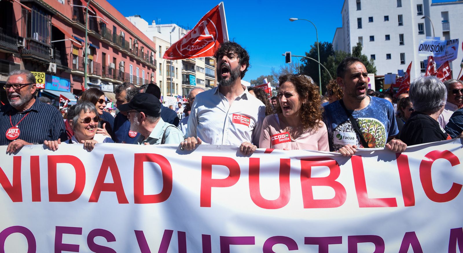 La manifestación de Marea Blanca por las calles de Sevilla, en imágenes