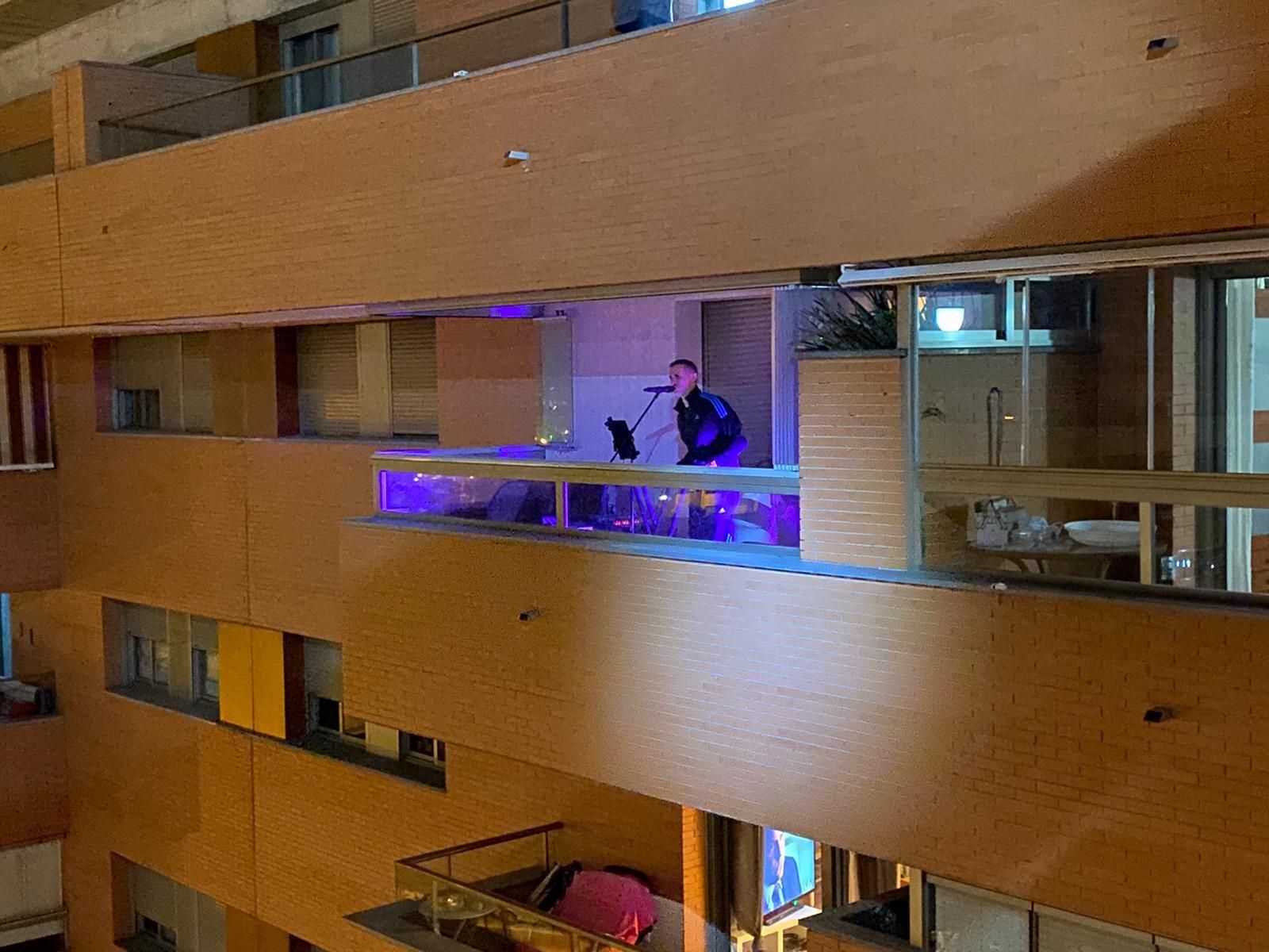 El 'balconing boy' de Los Vinilos en plena actuación