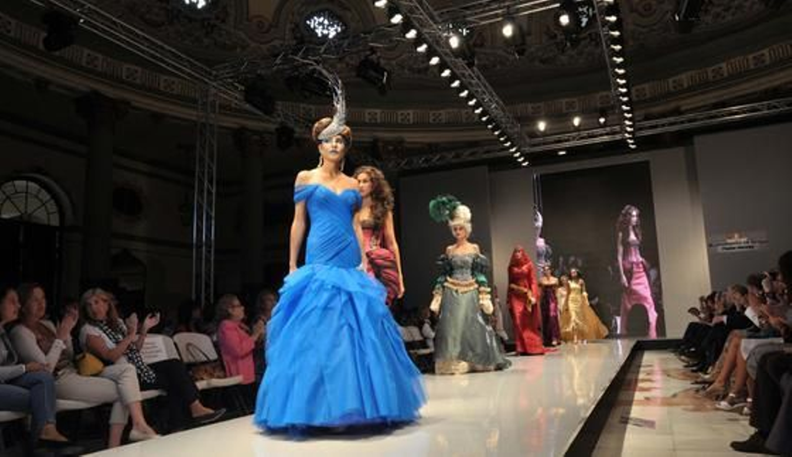 Desfile inaugural de la semana de la moda de Sevilla. 

Foto: Manuel Gómez