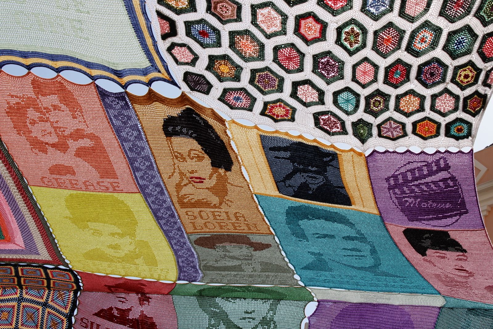 Algunos de los rostros de famosos que protagonizan los toldos de croché de Alhaurín de la Torre.