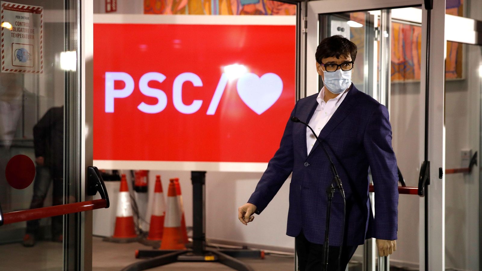 El candidato socialista, Salvador Illa, a su llegada a la sede del PSC esta tarde.