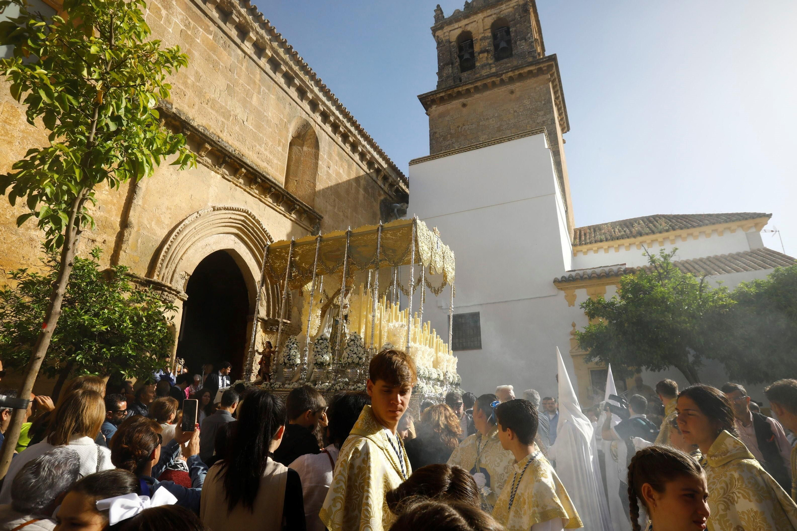Domingo de Resurrección en Córdoba: la procesión de la hermandad del Resucitado, en imágenes