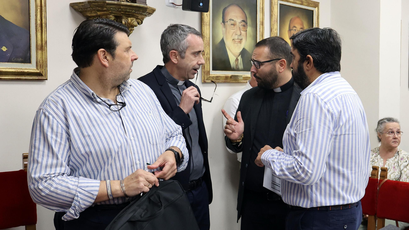 José Manuel García Cordero, conversando con los sacerdotes Juan Azcárate y Juan Antonio Vital, momentos antes de comenzar el pleno de hermanos mayores.