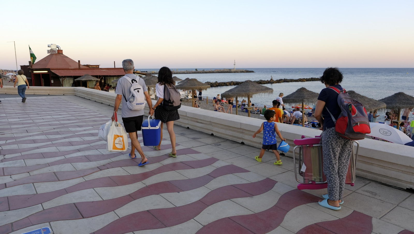 Imágenes de las hogueras de la Noche de San Juan en Almería capital