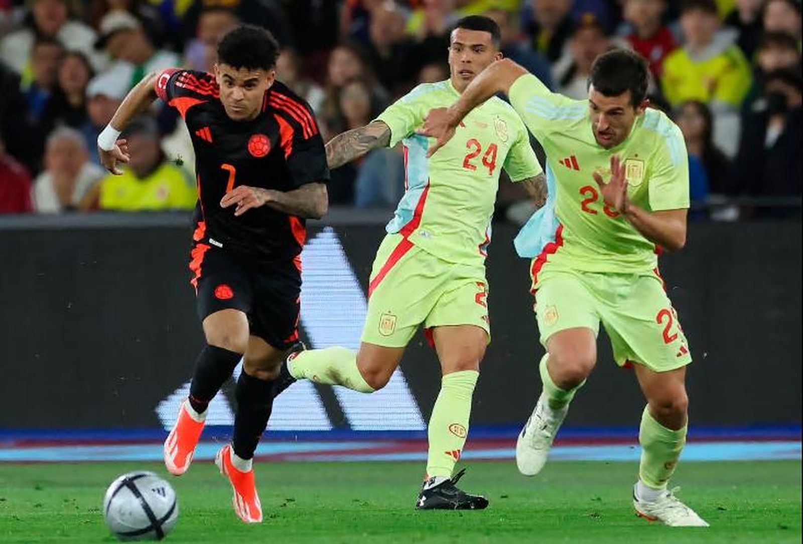 Luis Díaz se escapa de Vivian en presencia de Pedro Porro.