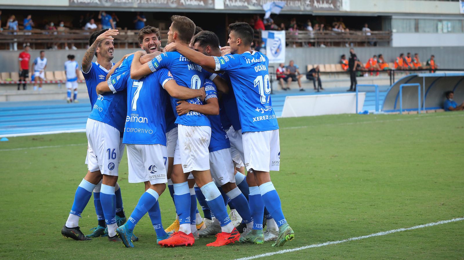 Los jugadores del Xerez DFC quieren celebrar ante el Antequera la tercera victoria seguida en Chapín.