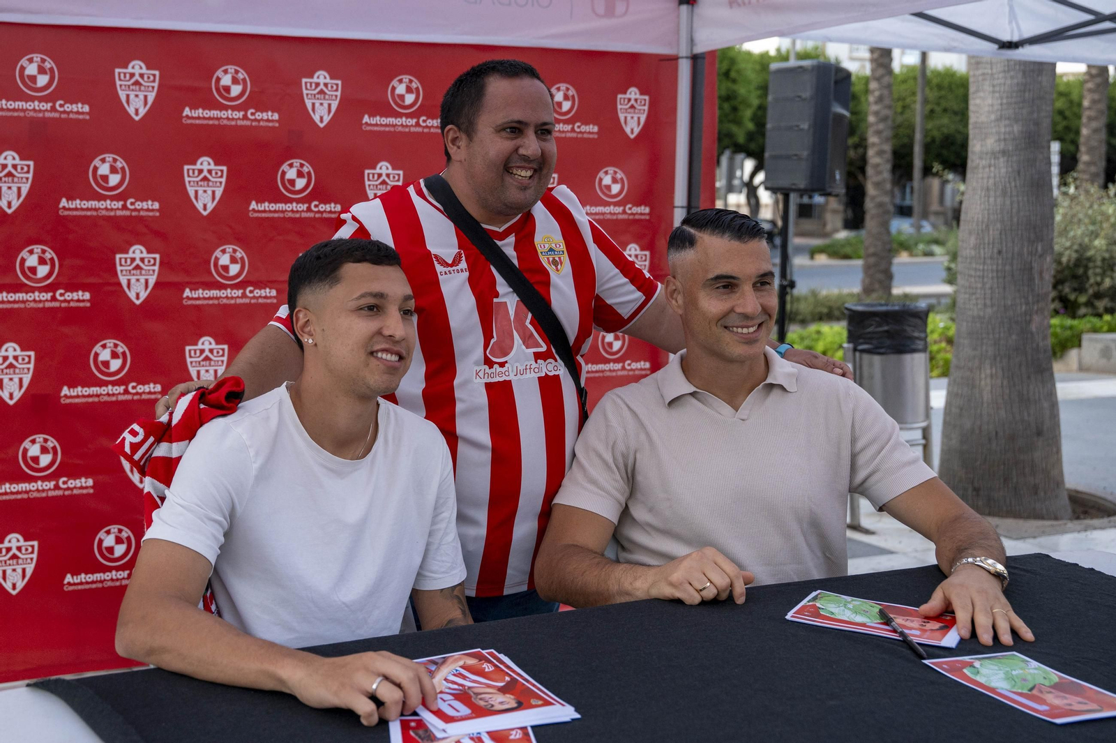 Los jugadores de la UDA Thalys y Andrés firman autógrafos