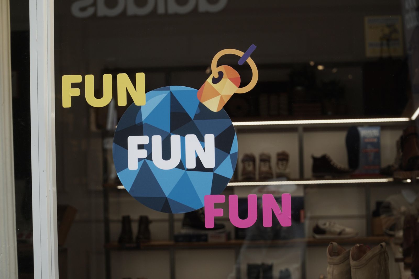 Adornos navideños en los escaparates