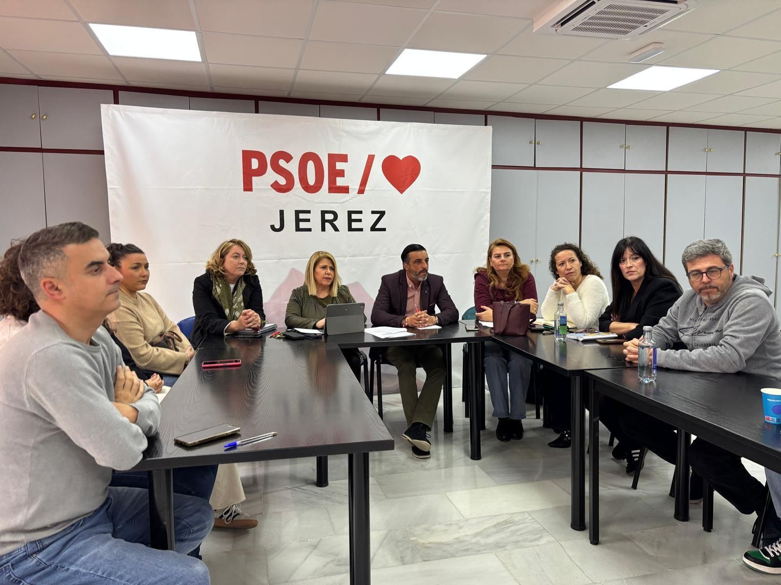 Un momento de la reunión de responsables del PSOE de Jerez con el comité de empresa de Majorel.