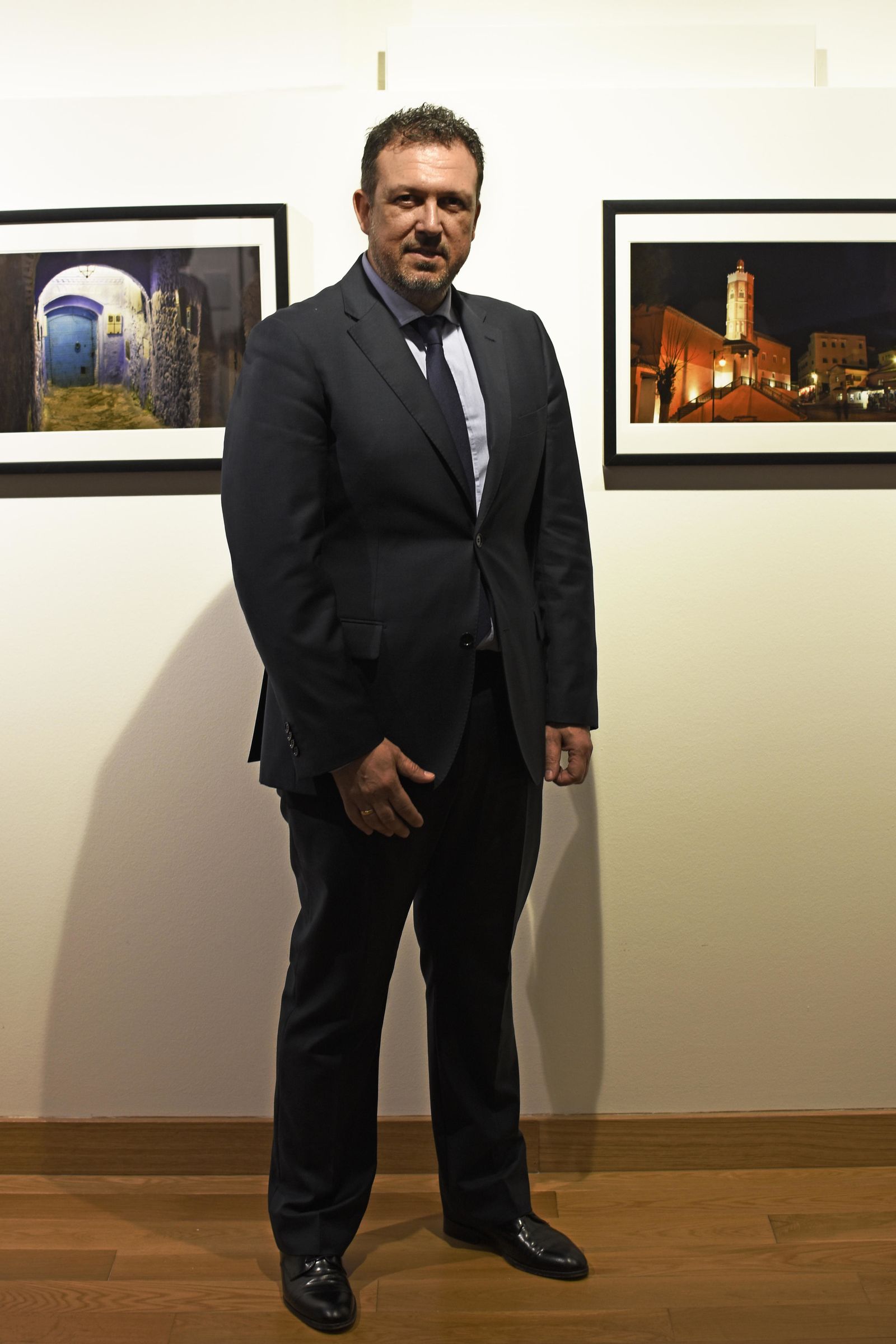 Jesús Botaro posa ante su obra en la Galería Baluarte de San Roque.