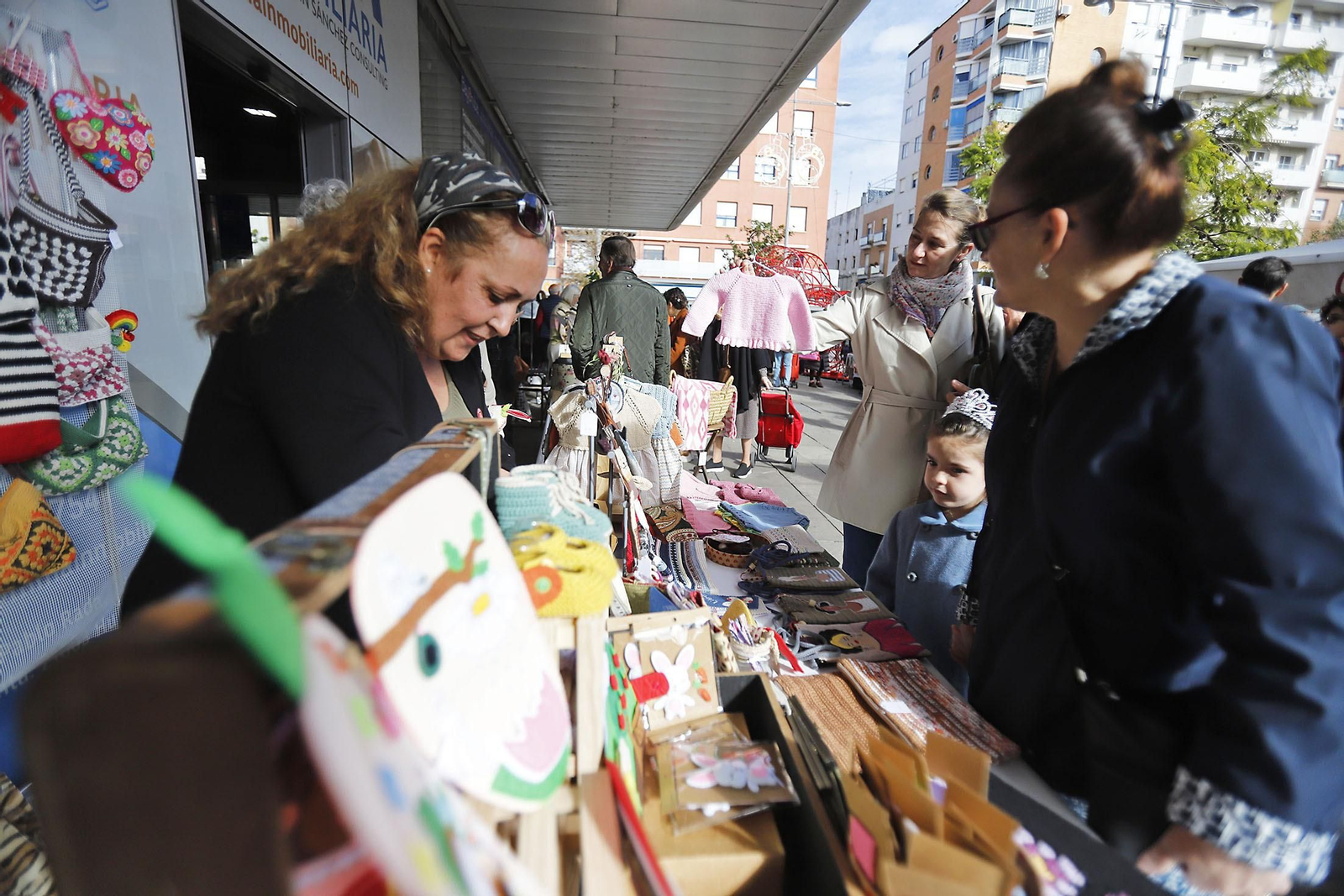 Imágenes del ambiente en el zoco del Mercado del Carmen