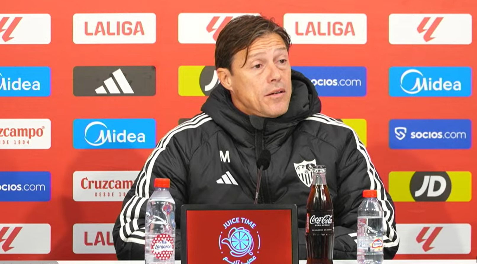 Almeyda responde a un periodista durante su rueda de prensa previa al Espanyol-Sevilla.