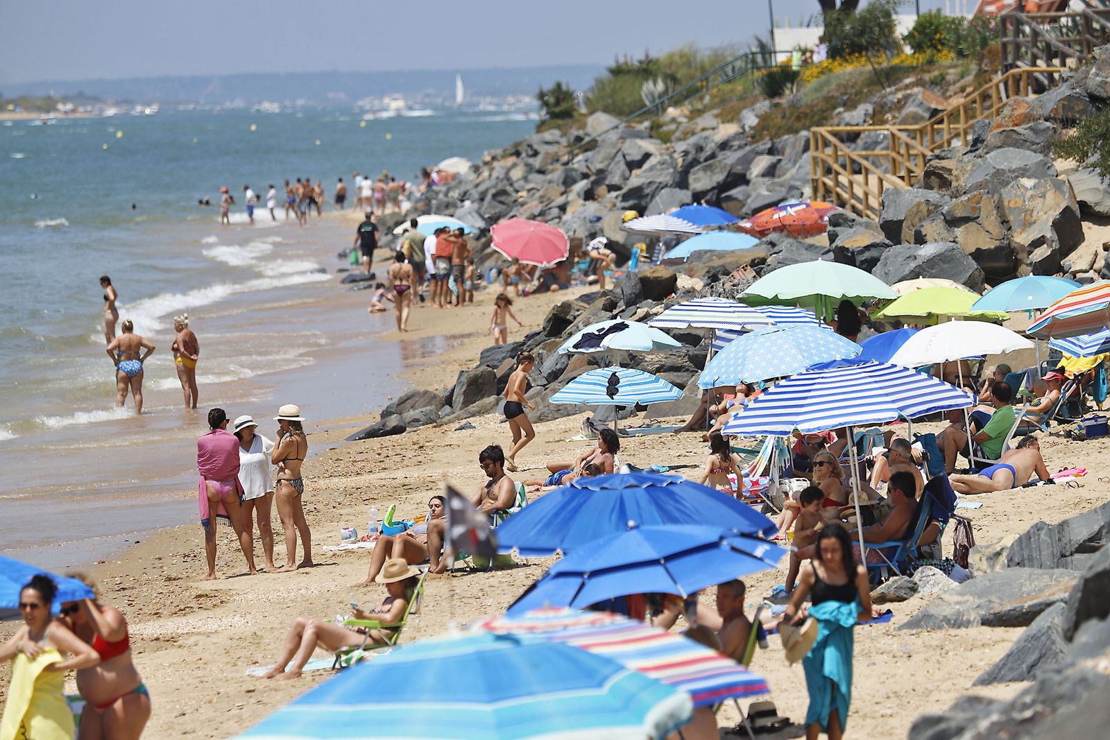 Ambiente en las playas de Huelva en el domingo 2 de julio