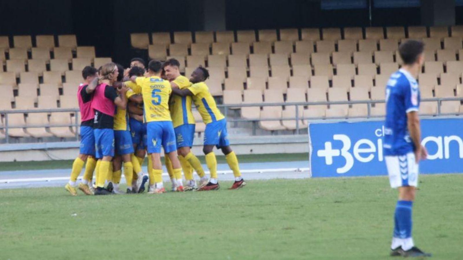 Los jugadores del Orihuela celebran el gol de Chuli.