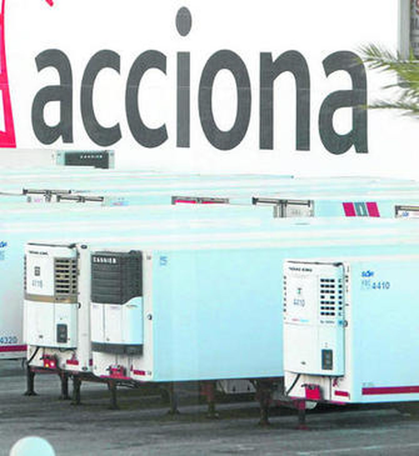 Camiones de Acciona operando en el puerto de Cádiz.