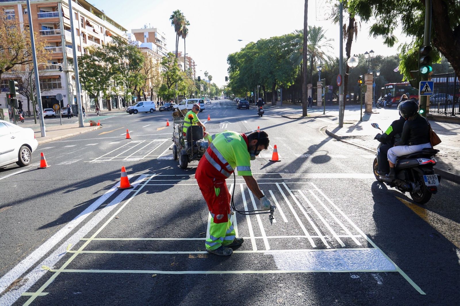 Tareas de pintado y señalización de la avenida Eduardo Dato