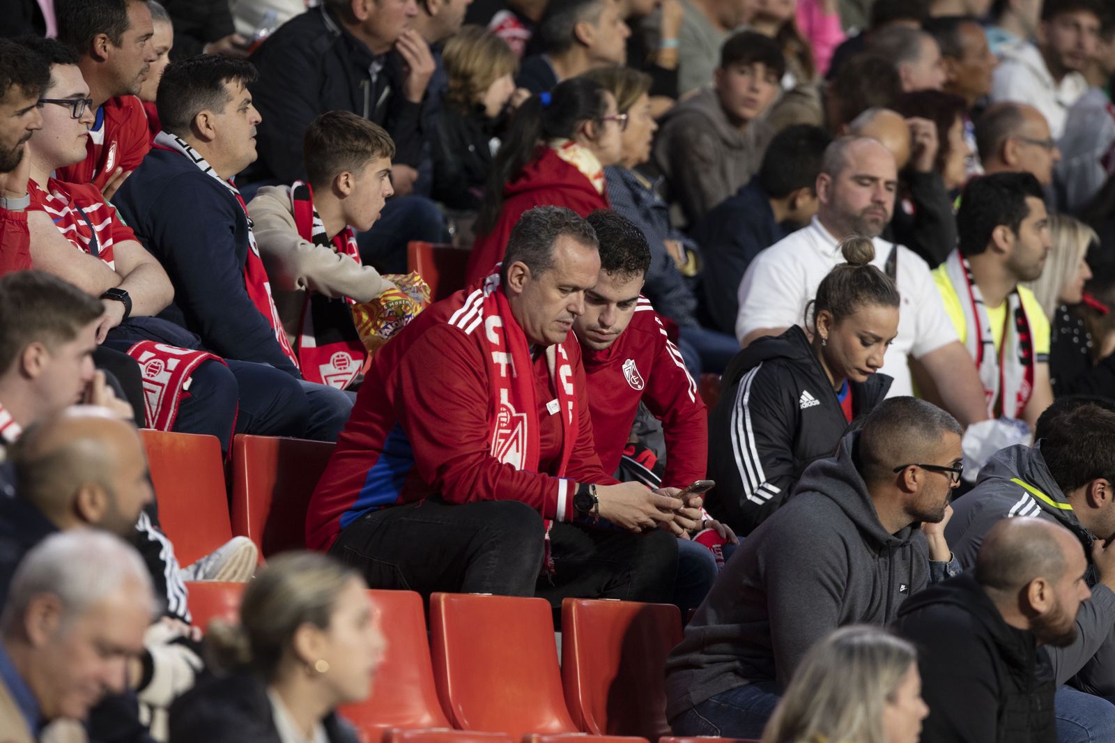 Encuéntrate en la grada en el Granada-Leganés