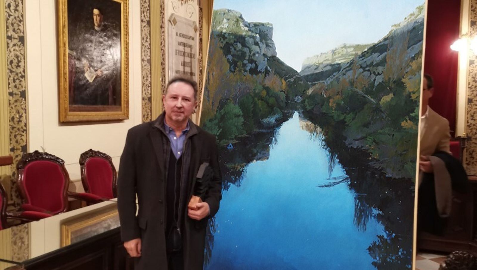 El cordobés Francisco Escalera, junto a su obra 'Desde el puente de los Hocinos'.