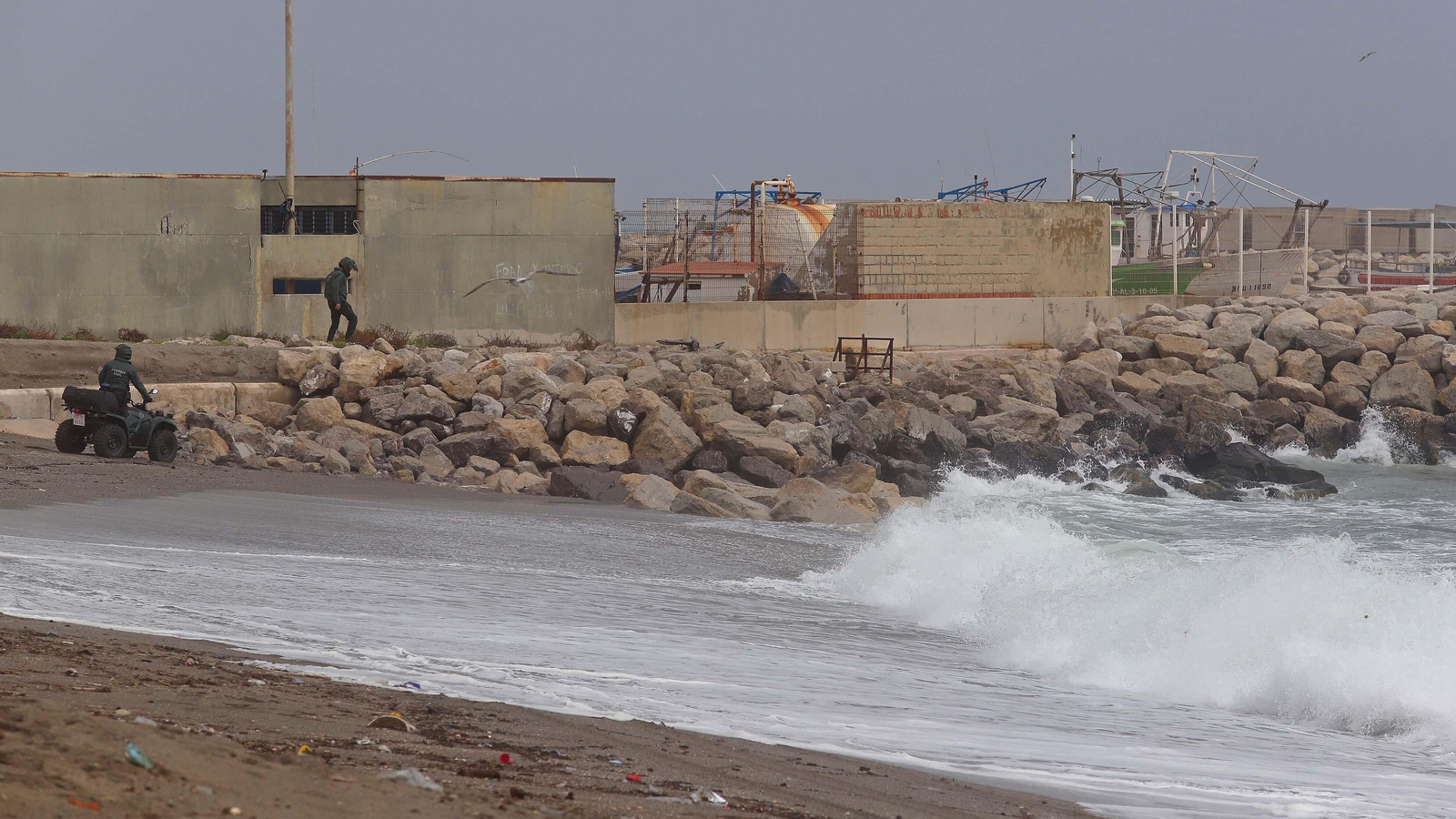 Busqueda de fardos de hachís en La Línea