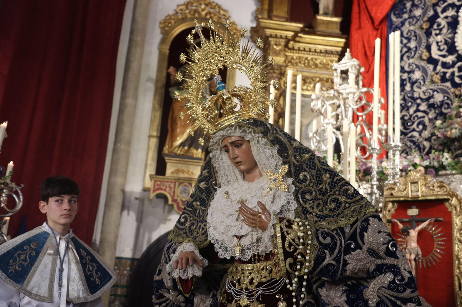 Besamanos de María Santísima de la Hiniesta Dolorosa